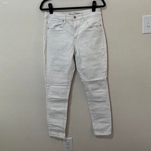 Universal Thread High Rise White Skinny Jeans (8/29R)